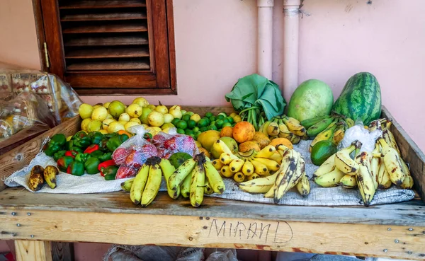 グレナダの地元市場で新鮮なトロピカルフルーツ — ストック写真