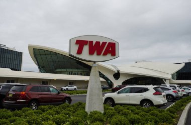 NEW YORK - 19 Haziran 2020: New York 'taki John F. Kennedy Uluslararası Havalimanı' nda (JFK) Eero Saarinen tarafından tasarlanan TWA Uçuş Merkezi binasındaki TWA Hotel dış hatları. TWA Hotel, ABD Açık Tenis Turnuvası 'nın resmi otelidir.