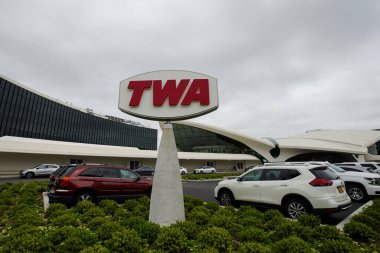 NEW YORK - 19 Haziran 2020: New York 'taki John F. Kennedy Uluslararası Havalimanı' nda (JFK) Eero Saarinen tarafından tasarlanan TWA Uçuş Merkezi binasındaki TWA Hotel dış hatları. TWA Hotel, ABD Açık Tenis Turnuvası 'nın resmi otelidir.