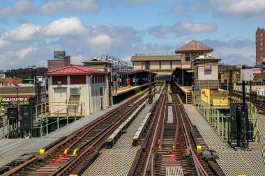 New York Şehri metrosu Brooklyn 'deki Brighton Beach İstasyonu' nda. New York Ulaşım Dairesi 'nin sahibi olduğu metro sisteminde 469 istasyon faaliyet gösteriyor.