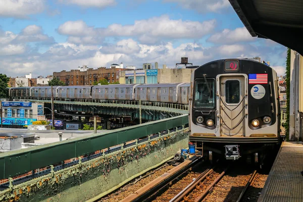 Brooklyn Nueva York Junio 2015 Nyc Subway Train Llega Estación — Foto de Stock