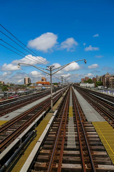 ニューヨーク市地下鉄はブルックリンのブライトン ビーチ駅を運行している ニューヨーク交通局が所有し 地下鉄システムには469の駅がある — ストック写真