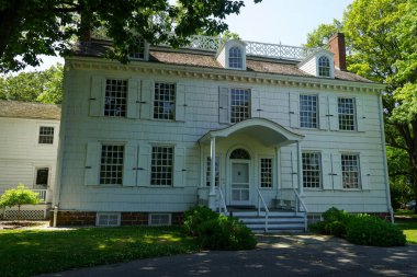 LAWRENCE, New York - 23 Haziran 2020: Lawrence, Nassau County, New York Rock Hall Müzesi. Long Island 'daki en iyi devrim öncesi savaş öncesi evlerden biri olarak kabul edilen Rock Hall 1767' de inşa edildi. 