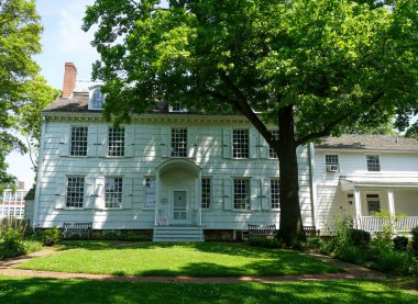 LAWRENCE, New York - 23 Haziran 2020: Lawrence, Nassau County, New York Rock Hall Müzesi. Long Island 'daki en iyi devrim öncesi savaş öncesi evlerden biri olarak kabul edilen Rock Hall 1767' de inşa edildi. 