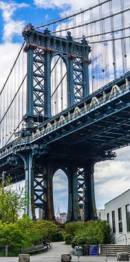 BrooKLYN, New York - 4 Mayıs 2020: Iconic Manhattan Köprüsü ve New York 'taki Washington Caddesi' nden Empire State Binası manzarası
