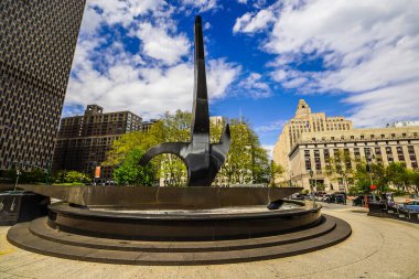 Lorenzo Pace 'in İnsan Ruhlarının Zaferi heykeli. New York, Manhattan' daki Foley Meydanı 'na monte edildi. Heykel, Afro-Amerikan sömürge döneminden kalma bir mezarın yanında duruyor.