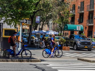 NEW YORK - 4 Temmuz 2020: Coronavirus salgını sırasında Manhattan 'da kimliği belirsiz bisiklet sürücüleri