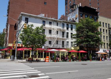 NEW YORK - 4 Temmuz 2020: Coronavirus salgını sırasında Manhattan şehir merkezinde sosyal mesafelerle açık hava yemeği