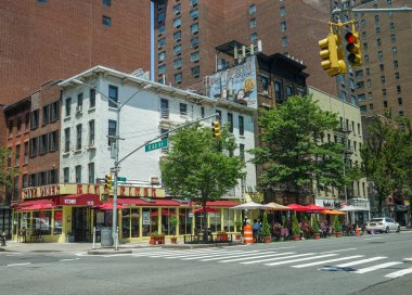 NEW YORK - 4 Temmuz 2020: Coronavirus salgını sırasında Manhattan şehir merkezinde sosyal mesafelerle açık hava yemeği