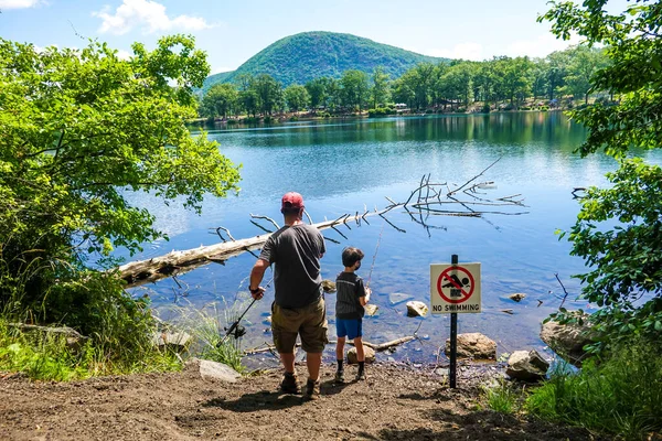 New York State June 2020 Father Son Fishing Bear Mountain — Stock Photo, Image
