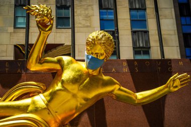 NEW YORK CITY - 16 Temmuz 2020: New York Coronavirus salgını sırasında Manhattan 'daki Rockefeller Center' ın Aşağı Plaza 'sında yüz maskeli Prometheus Heykeli