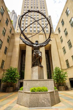NEW YORK CITY - 16 Temmuz 2020: New York Coronavirus salgını sırasında Manhattan 'daki Rockefeller Center önünde Lee Lawrie' nin yüz maskeli Atlas heykeli