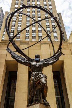 NEW YORK CITY - 16 Temmuz 2020: New York Coronavirus salgını sırasında Manhattan 'daki Rockefeller Center önünde Lee Lawrie' nin yüz maskeli Atlas heykeli