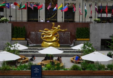 NEW YORK CITY - 16 Temmuz 2020: New York Coronavirus salgını sırasında Manhattan 'daki Rockefeller Center' ın Aşağı Plaza 'sında yüz maskeli Prometheus Heykeli