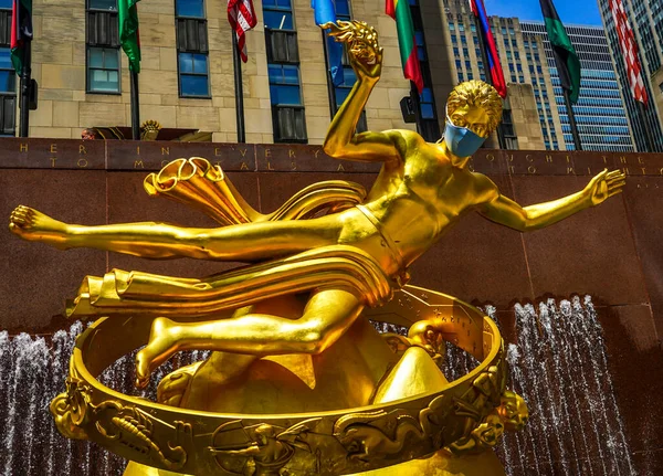 New York City Lipiec 2020 Statua Prometeusza Masce Dolnym Plaza — Zdjęcie stockowe
