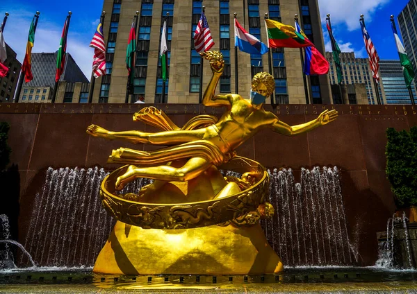 New York Stadt Juli 2020 Statue Des Prometheus Mit Gesichtsmaske — Stockfoto
