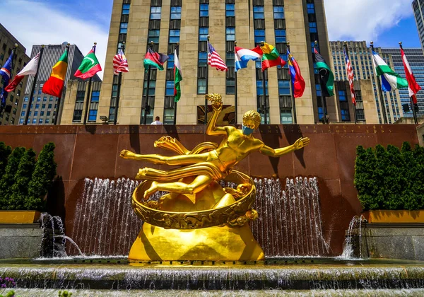 New York City Luglio 2020 Statua Prometeo Con Maschera Lower — Foto Stock