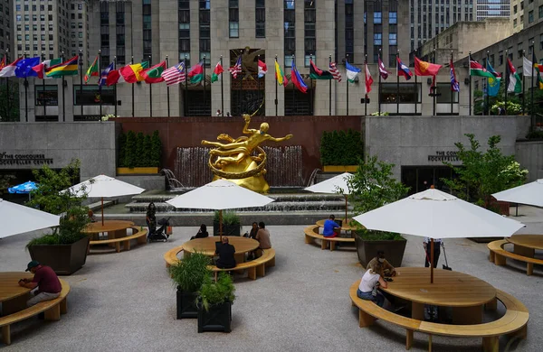 New York Stadt Juli 2020 Statue Des Prometheus Mit Gesichtsmaske — Stockfoto