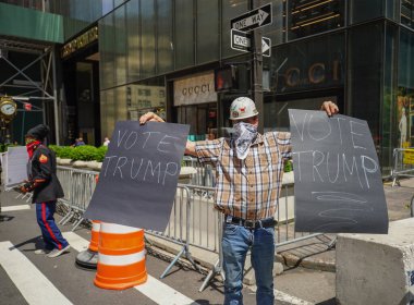 NEW YORK - 16 Temmuz 2020: Başkan Donald Trump destekçisi Manhattan 'da 5. Cadde' de Trump Tower önünde 