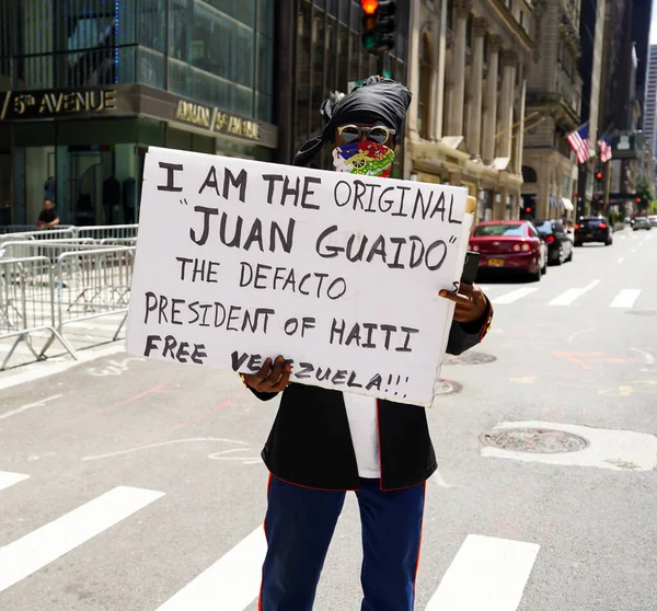 ニューヨーク 2020年7月16日 マンハッタンの5番街にあるトランプタワーの前で フリーベネズエラ に署名した抗議者 — ストック写真