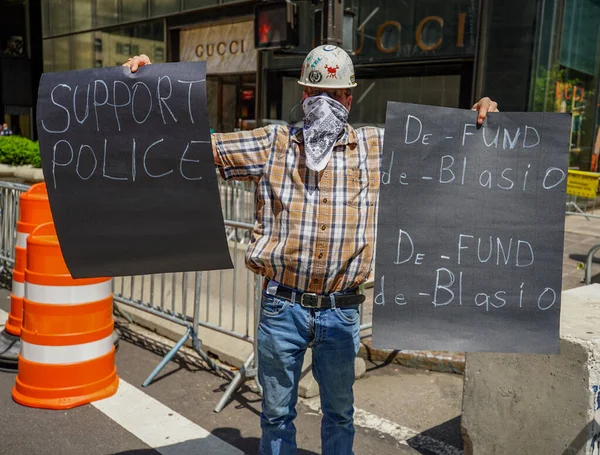 ニューヨーク 2020年7月16日 ドナルド トランプ大統領の支持者は マンハッタンの5番街にあるトランプタワーの前で Defund Blasio Support Police の看板を掲げています — ストック写真