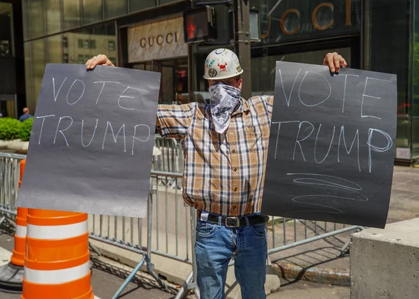 NEW YORK - 16 Temmuz 2020: Başkan Donald Trump destekçisi Manhattan 'da 5. Cadde' de Trump Tower önünde 