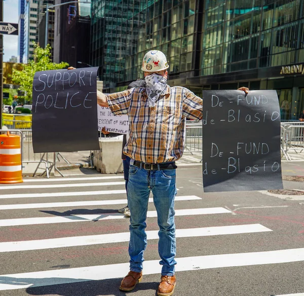 ニューヨーク 2020年7月16日 ドナルド トランプ大統領の支持者は マンハッタンの5番街にあるトランプタワーの前で Defund Blasio Support Police の看板を掲げています — ストック写真