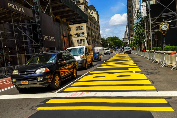 New York Června 2020 Nástěnná Malba Black Lives Matter Avenue — Stock fotografie