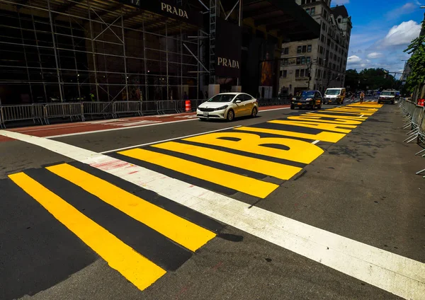 New York Června 2020 Nástěnná Malba Black Lives Matter Avenue — Stock fotografie