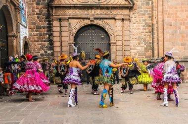 CUSCO, PERU - 4 Ekim 2016: Geleneksel kıyafetlerin kimliği belirsiz katılımcıları, Cusco, Peru 'daki Santo Domingo Katedrali (Manastırı) önünde dini bayramı kutluyor