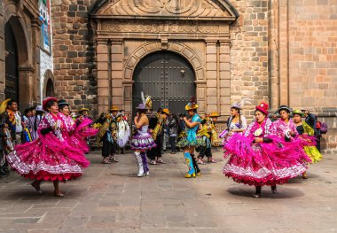 CUSCO, PERU - 4 Ekim 2016: Geleneksel kıyafetlerin kimliği belirsiz katılımcıları, Cusco, Peru 'daki Santo Domingo Katedrali (Manastırı) önünde dini bayramı kutluyor
