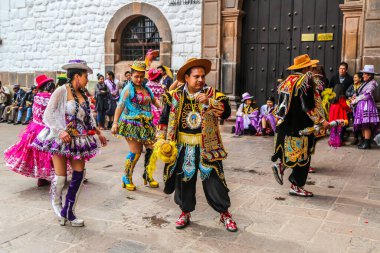 CUSCO, PERU - 4 Ekim 2016: Geleneksel kıyafetlerin kimliği belirsiz katılımcıları, Cusco, Peru 'daki Santo Domingo Katedrali (Manastırı) önünde dini bayramı kutluyor