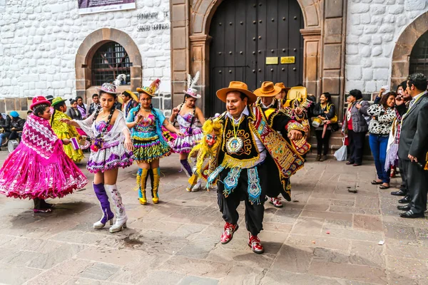 2016年10月4日 身份不明的传统服饰参与者在秘鲁库斯科圣多明各大教堂前庆祝宗教节日 — 图库照片