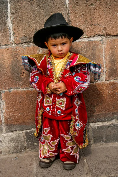 クスコ ペルー 2016年10月4日 伝統的な服の若い参加者は ペルーのクスコにあるサントドミンゴ大聖堂 修道院 の前で宗教的な祭りを祝う — ストック写真