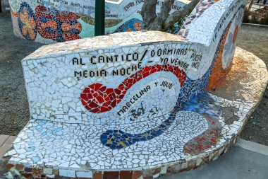 LIMA, PERU - 29 Eylül 2016: Lima, Peru 'nun Miraflores ilçesindeki Pasifik Okyanusu kıyısındaki Aşk Parkı