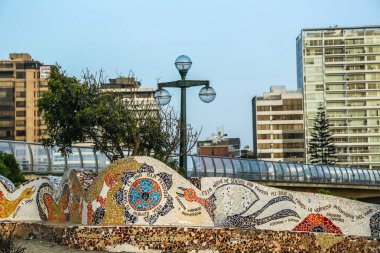 LIMA, PERU - 29 Eylül 2016: Lima, Peru 'nun Miraflores ilçesindeki Pasifik Okyanusu kıyısındaki Aşk Parkı