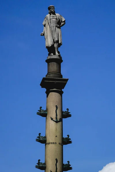 克里斯托弗 哥伦布在纽约市的雕像 纽约警方在曼哈顿的哥伦布广场守卫着这座雕像 因为它已经成为抗议者攻击的目标 — 图库照片