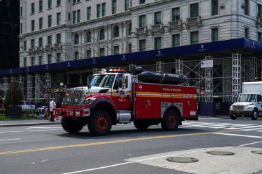 NEW YORK - 16 Temmuz 2020: Manhattan şehir merkezindeki FDNY Taktik Destek Birimi 1 Kurtarma Kamyonu