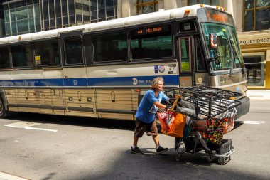 NEW YORK CITY - 16 Temmuz 2020: Manhattan şehir merkezindeki Columbus Circle yakınlarında evsiz bir adam