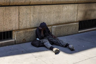 NEW YORK CITY - 16 Temmuz 2020: Manhattan şehir merkezindeki Columbus Circle yakınlarında evsiz bir adam