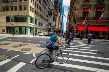 NEW YORK CITY - 16 Temmuz 2020: Manhattan şehir merkezindeki Columbus Circle yakınlarında yüz maskesi takan tanımlanamayan bisikletçi