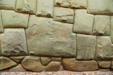 Cusco, Peru 'daki Hatunrumiyoc' un On İki Açı Taşı. Hatunrumiyoc orta Cusco 'da bir cadde ve en iyi korunmuş İnka yapıları ile tanınan bir cazibe merkezi.