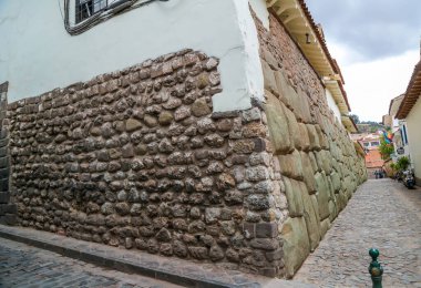  Cusco, Peru 'daki Hatunrumiyoc duvarı. Hatunrumiyoc orta Cusco 'da bir cadde ve en iyi korunmuş İnka yapıları ile tanınan bir cazibe merkezi.