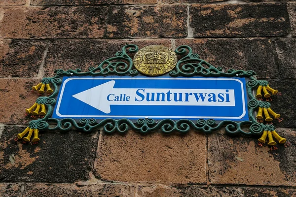 2012年10月4日 秘鲁库斯科的Sunturwasi街标志 Suntur Wasi是印加王室的武器库和纹章中心 — 图库照片