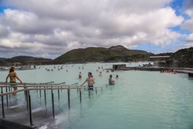 GRINDAVİK, ICELAND - 5 Temmuz 2016: Silika çamur maskeli jeotermal spa ziyaretçileri İzlanda 'daki ünlü Mavi Göl' de dinleniyor ve tazeleniyor. Mavi Göl İzlanda 'da en çok ziyaret edilen yerlerden biridir. 