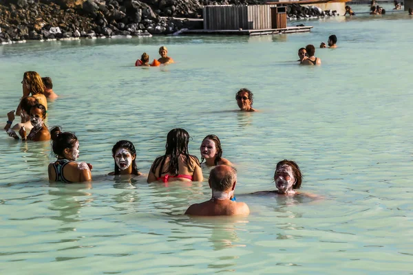 Grindavik Islanda Luglio 2016 Visitatori Delle Terme Geotermiche Con Maschere — Foto Stock