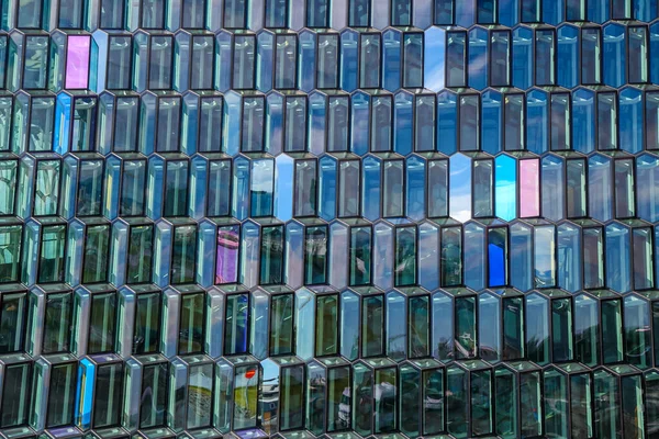 Una Distintiva Fachada Vidrio Colores Inspirada Paisaje Basalto Islandia Sala —  Fotos de Stock