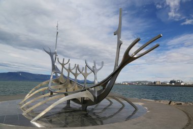 Jon Gunnar Arnason 'ın Reykjavik, İzlanda' daki Solfar ya da Sun Voyager heykeli. Güneş Voyager bir rüya gemisi, güneşe bir övgü.
