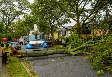 BrooKLYN, NEW YORK - 6 Ağustos 2020: Con Edison tamir ekibi elektriği geri getirdi ve tropik fırtına Isaias 'ın New York' u vurmasıyla birlikte şiddetli hava durumunu temizledi 