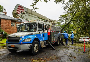 BrooKLYN, NEW YORK - 6 Ağustos 2020: Con Edison tamir ekibi elektriği geri getirdi ve tropik fırtına Isaias 'ın New York' u vurmasıyla birlikte şiddetli hava durumunu temizledi 